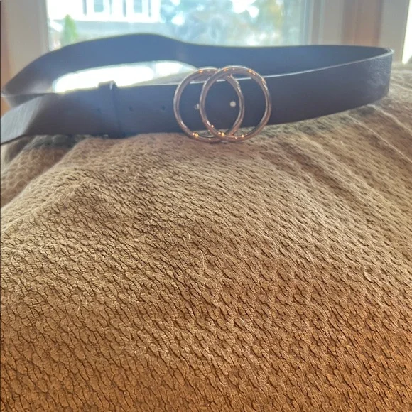 Elegant Brown Leather Belt with Gold Buckle - Picture 2 of 2